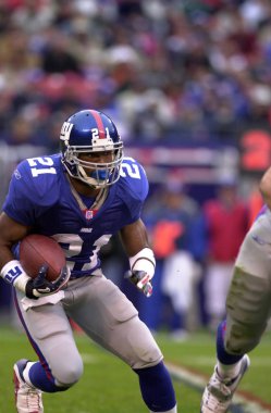 Tiki Kuaför koşucu, New York Giants normal sezon Nfl oyun sırasında oyun eylem için. Tiki Kuaför bir eski Nfl futbol Ulusal Futbol Ligi için New York Giants için 10 sezon boyunca oynadığı koşucu olduğunu. 