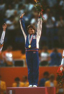 Mary Lou Retton emekli Amerikan jimnastikçi olduğunu. 1984 Yaz Olimpiyatları'nda Los Angeles, o altın madalya bireysel tüm-çevrede rekabet, hem de iki gümüş madalya ve iki bronz madalya kazandı. Bu fotoğrafları 1984 La Olimpiyatları vardır.