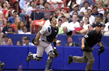 New York Yankees normal sezon oyun sırasında oyun eylem için Jorge Posada avcısı. Jorge Posada için New York Yankees Major League Baseball 17 sezon oynayan bir Porto Rikolu eski profesyonel beyzbol alıcı olduğunu.