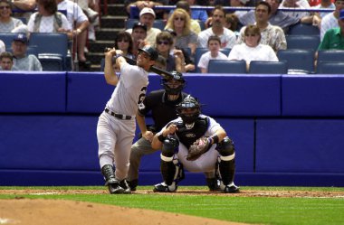 New York Yankees normal sezon oyun sırasında oyun eylem için Jorge Posada avcısı. Jorge Posada için New York Yankees Major League Baseball 17 sezon oynayan bir Porto Rikolu eski profesyonel beyzbol alıcı olduğunu.