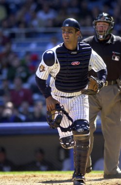 New York Yankees normal sezon oyun sırasında oyun eylem için Jorge Posada avcısı. Jorge Posada için New York Yankees Major League Baseball 17 sezon oynayan bir Porto Rikolu eski profesyonel beyzbol alıcı olduğunu.