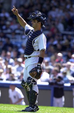 New York Yankees normal sezon oyun sırasında oyun eylem için Jorge Posada avcısı. Jorge Posada için New York Yankees Major League Baseball 17 sezon oynayan bir Porto Rikolu eski profesyonel beyzbol alıcı olduğunu.