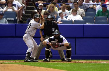New York Yankees normal sezon oyun sırasında oyun eylem için Jorge Posada avcısı. Jorge Posada için New York Yankees Major League Baseball 17 sezon oynayan bir Porto Rikolu eski profesyonel beyzbol alıcı olduğunu.