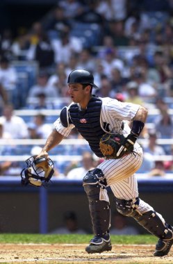 New York Yankees normal sezon oyun sırasında oyun eylem için Jorge Posada avcısı. Jorge Posada için New York Yankees Major League Baseball 17 sezon oynayan bir Porto Rikolu eski profesyonel beyzbol alıcı olduğunu.