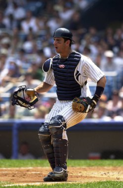 New York Yankees normal sezon oyun sırasında oyun eylem için Jorge Posada avcısı. Jorge Posada için New York Yankees Major League Baseball 17 sezon oynayan bir Porto Rikolu eski profesyonel beyzbol alıcı olduğunu.