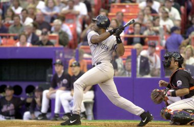 Bernie Williams için normal sezon oyun sırasında oyun eylem New York Yankees dış saha oyuncusu. Bernie Williams eski profesyonel beyzbol oyuncusu ve müzisyen. Tüm 16 yıllık kariyeri ile New York Yankees beyzbol oynadı.