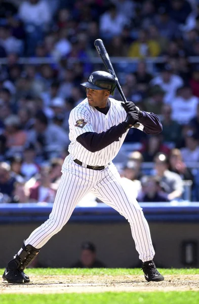 Bernie Williams için normal sezon oyun sırasında oyun eylem New York Yankees dış saha oyuncusu. Bernie Williams eski profesyonel beyzbol oyuncusu ve müzisyen. Tüm 16 yıllık kariyeri ile New York Yankees beyzbol oynadı.