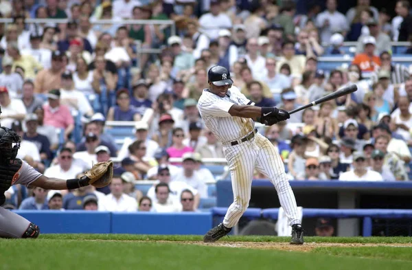 伯尼威廉斯外野手为纽约洋基队在比赛行动在常规季节比赛期间 前职业棒球运动员和音乐家的伯尼 威廉斯 他和纽约洋基队一起打了整整16年的棒球生涯 — 图库照片