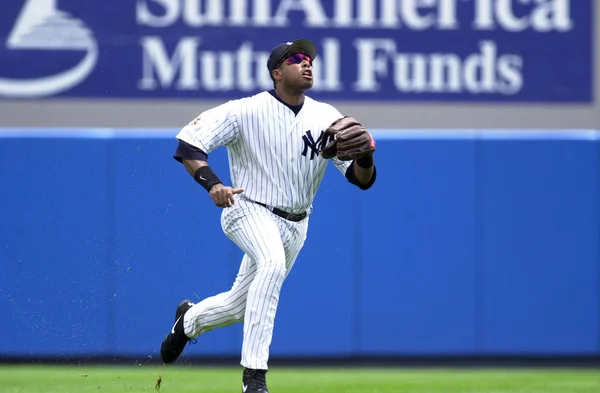 レギュラー シーズンの試合中にアクション ゲームでニューヨーク ヤンキースのバーニー ウィリアムス外野手 バーニー ウィリアムスの元プロ野球選手 ミュージシャン 彼はニューヨークのヤンキーの野球の彼の 年のキャリアを全体を果たした — ストック写真