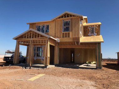 Yeni inşaat çerçeveleme işçiler tarafından istihdam edilmektedir inşaat şirketinden bir ekibi tarafından monte ediliyor. Bu evler Amerika Birleşik Devletleri'nin güneybatı parçası olan Arizona inşa ediliyor.