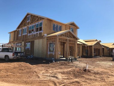 Yeni inşaat çerçeveleme işçiler tarafından istihdam edilmektedir inşaat şirketinden bir ekibi tarafından monte ediliyor. Bu evler Amerika Birleşik Devletleri'nin güneybatı parçası olan Arizona inşa ediliyor.