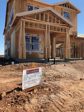 Yeni inşaat çerçeveleme işçiler tarafından istihdam edilmektedir inşaat şirketinden bir ekibi tarafından monte ediliyor. Bu evler Amerika Birleşik Devletleri'nin güneybatı parçası olan Arizona inşa ediliyor.