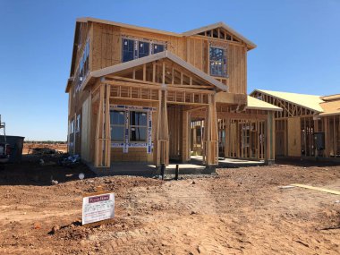 Yeni inşaat çerçeveleme işçiler tarafından istihdam edilmektedir inşaat şirketinden bir ekibi tarafından monte ediliyor. Bu evler Amerika Birleşik Devletleri'nin güneybatı parçası olan Arizona inşa ediliyor.
