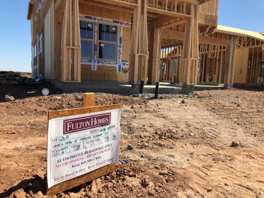 Yeni inşaat çerçeveleme işçiler tarafından istihdam edilmektedir inşaat şirketinden bir ekibi tarafından monte ediliyor. Bu evler Amerika Birleşik Devletleri'nin güneybatı parçası olan Arizona inşa ediliyor.