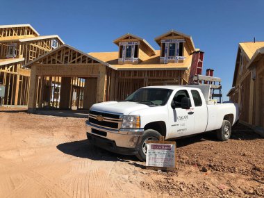 Yeni inşaat çerçeveleme işçiler tarafından istihdam edilmektedir inşaat şirketinden bir ekibi tarafından monte ediliyor. Bu evler Amerika Birleşik Devletleri'nin güneybatı parçası olan Arizona inşa ediliyor.