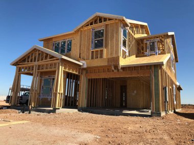 Yeni inşaat çerçeveleme işçiler tarafından istihdam edilmektedir inşaat şirketinden bir ekibi tarafından monte ediliyor. Bu evler Amerika Birleşik Devletleri'nin güneybatı parçası olan Arizona inşa ediliyor.