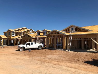 Yeni inşaat çerçeveleme işçiler tarafından istihdam edilmektedir inşaat şirketinden bir ekibi tarafından monte ediliyor. Bu evler Amerika Birleşik Devletleri'nin güneybatı parçası olan Arizona inşa ediliyor.