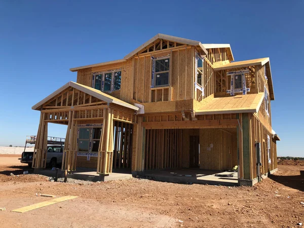 Yeni inşaat çerçeveleme işçiler tarafından istihdam edilmektedir inşaat şirketinden bir ekibi tarafından monte ediliyor. Bu evler Amerika Birleşik Devletleri'nin güneybatı parçası olan Arizona inşa ediliyor.