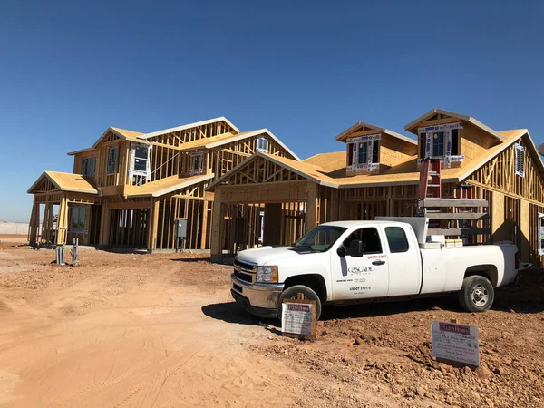 Yeni inşaat çerçeveleme işçiler tarafından istihdam edilmektedir inşaat şirketinden bir ekibi tarafından monte ediliyor. Bu evler Amerika Birleşik Devletleri'nin güneybatı parçası olan Arizona inşa ediliyor.