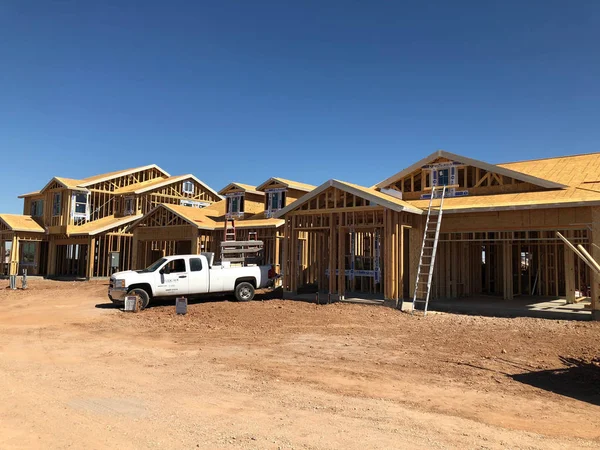 Yeni inşaat çerçeveleme işçiler tarafından istihdam edilmektedir inşaat şirketinden bir ekibi tarafından monte ediliyor. Bu evler Amerika Birleşik Devletleri'nin güneybatı parçası olan Arizona inşa ediliyor.