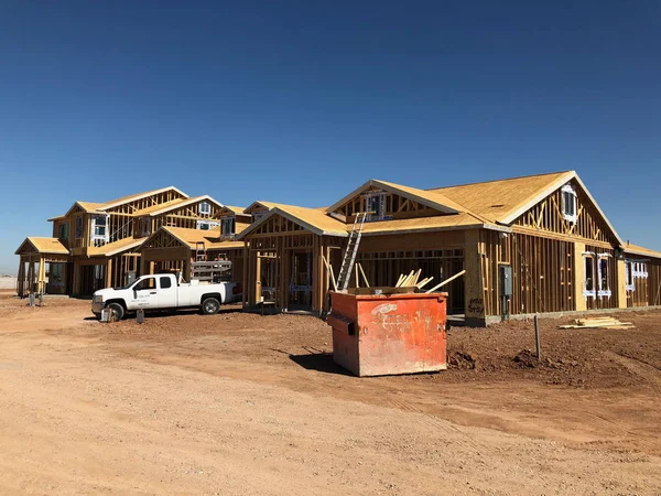 Yeni inşaat çerçeveleme işçiler tarafından istihdam edilmektedir inşaat şirketinden bir ekibi tarafından monte ediliyor. Bu evler Amerika Birleşik Devletleri'nin güneybatı parçası olan Arizona inşa ediliyor.