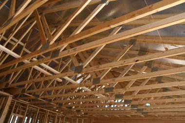 Yeni inşaat çerçeveleme işçiler tarafından istihdam edilmektedir inşaat şirketinden bir ekibi tarafından monte ediliyor. Bu evler Amerika Birleşik Devletleri'nin güneybatı parçası olan Arizona inşa ediliyor.