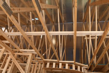 Yeni inşaat çerçeveleme işçiler tarafından istihdam edilmektedir inşaat şirketinden bir ekibi tarafından monte ediliyor. Bu evler Amerika Birleşik Devletleri'nin güneybatı parçası olan Arizona inşa ediliyor.