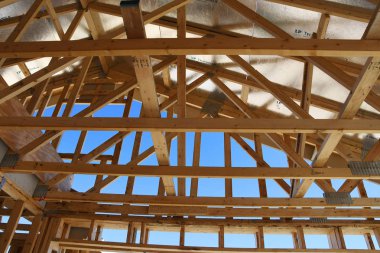 Yeni inşaat çerçeveleme işçiler tarafından istihdam edilmektedir inşaat şirketinden bir ekibi tarafından monte ediliyor. Bu evler Amerika Birleşik Devletleri'nin güneybatı parçası olan Arizona inşa ediliyor.