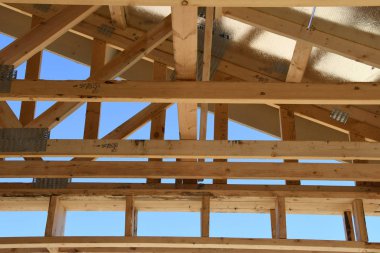 Yeni inşaat çerçeveleme işçiler tarafından istihdam edilmektedir inşaat şirketinden bir ekibi tarafından monte ediliyor. Bu evler Amerika Birleşik Devletleri'nin güneybatı parçası olan Arizona inşa ediliyor.