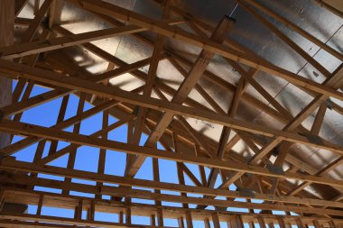 Yeni inşaat çerçeveleme işçiler tarafından istihdam edilmektedir inşaat şirketinden bir ekibi tarafından monte ediliyor. Bu evler Amerika Birleşik Devletleri'nin güneybatı parçası olan Arizona inşa ediliyor.