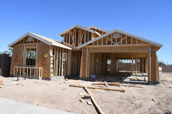 Yeni inşaat çerçeveleme işçiler tarafından istihdam edilmektedir inşaat şirketinden bir ekibi tarafından monte ediliyor. Bu evler Amerika Birleşik Devletleri'nin güneybatı parçası olan Arizona inşa ediliyor.