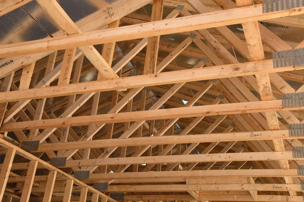 Yeni inşaat çerçeveleme işçiler tarafından istihdam edilmektedir inşaat şirketinden bir ekibi tarafından monte ediliyor. Bu evler Amerika Birleşik Devletleri'nin güneybatı parçası olan Arizona inşa ediliyor.