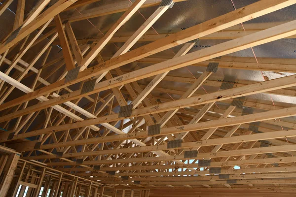 Yeni inşaat çerçeveleme işçiler tarafından istihdam edilmektedir inşaat şirketinden bir ekibi tarafından monte ediliyor. Bu evler Amerika Birleşik Devletleri'nin güneybatı parçası olan Arizona inşa ediliyor.