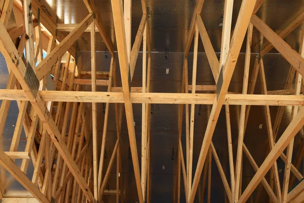 Yeni inşaat çerçeveleme işçiler tarafından istihdam edilmektedir inşaat şirketinden bir ekibi tarafından monte ediliyor. Bu evler Amerika Birleşik Devletleri'nin güneybatı parçası olan Arizona inşa ediliyor.