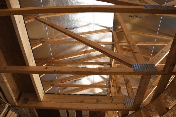 Yeni inşaat çerçeveleme işçiler tarafından istihdam edilmektedir inşaat şirketinden bir ekibi tarafından monte ediliyor. Bu evler Amerika Birleşik Devletleri'nin güneybatı parçası olan Arizona inşa ediliyor.