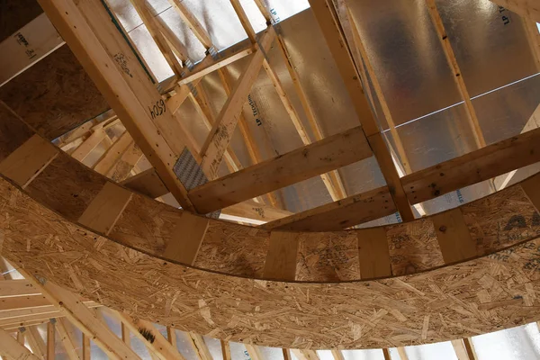 Yeni inşaat çerçeveleme işçiler tarafından istihdam edilmektedir inşaat şirketinden bir ekibi tarafından monte ediliyor. Bu evler Amerika Birleşik Devletleri'nin güneybatı parçası olan Arizona inşa ediliyor.