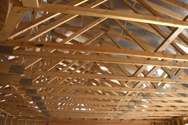 Yeni inşaat çerçeveleme işçiler tarafından istihdam edilmektedir inşaat şirketinden bir ekibi tarafından monte ediliyor. Bu evler Amerika Birleşik Devletleri'nin güneybatı parçası olan Arizona inşa ediliyor.