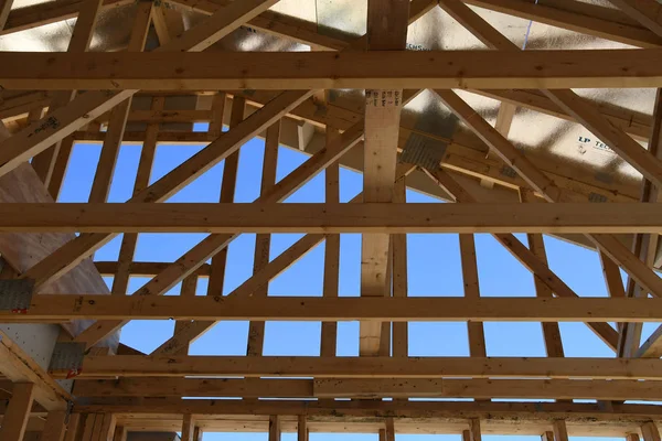 Yeni inşaat çerçeveleme işçiler tarafından istihdam edilmektedir inşaat şirketinden bir ekibi tarafından monte ediliyor. Bu evler Amerika Birleşik Devletleri'nin güneybatı parçası olan Arizona inşa ediliyor.