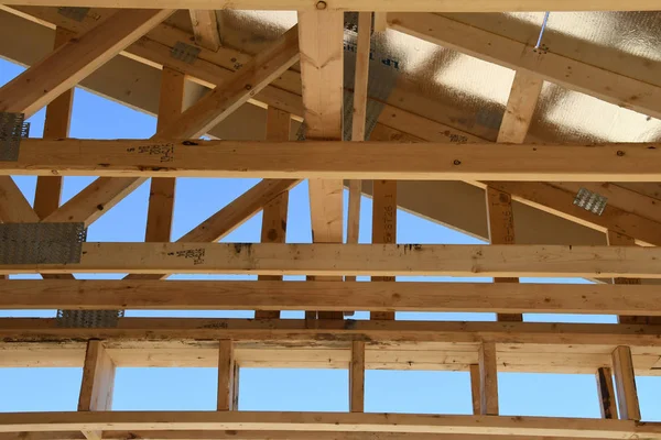 Yeni inşaat çerçeveleme işçiler tarafından istihdam edilmektedir inşaat şirketinden bir ekibi tarafından monte ediliyor. Bu evler Amerika Birleşik Devletleri'nin güneybatı parçası olan Arizona inşa ediliyor.