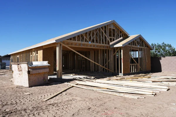Yeni inşaat çerçeveleme işçiler tarafından istihdam edilmektedir inşaat şirketinden bir ekibi tarafından monte ediliyor. Bu evler Amerika Birleşik Devletleri'nin güneybatı parçası olan Arizona inşa ediliyor.