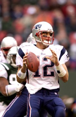 Tom Brady Quarterback Nfl sezonu sırasında oyun eylem New England Patriots için. Tom Brady New England Patriots Ulusal Futbol Ligi için bir Nfl futbol oyun kurucu olduğunu. Beş Super kase kazanmak için sadece iki oyuncu biri.