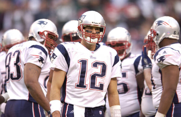 Том Брэди Квотербек за "Нью-Инглэнд Пэтриотс" в игре во время сезона НФЛ. Том Брэди является квотербеком НФЛ для "Нью-Инглэнд Пэтриотс" из Национальной футбольной лиги. Он один из двух игроков, выигравших пять Суперкубков.
.