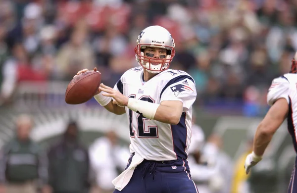 Tom Brady Quarterback Nfl sezonu sırasında oyun eylem New England Patriots için. Tom Brady New England Patriots Ulusal Futbol Ligi için bir Nfl futbol oyun kurucu olduğunu. Beş Super kase kazanmak için sadece iki oyuncu biri.