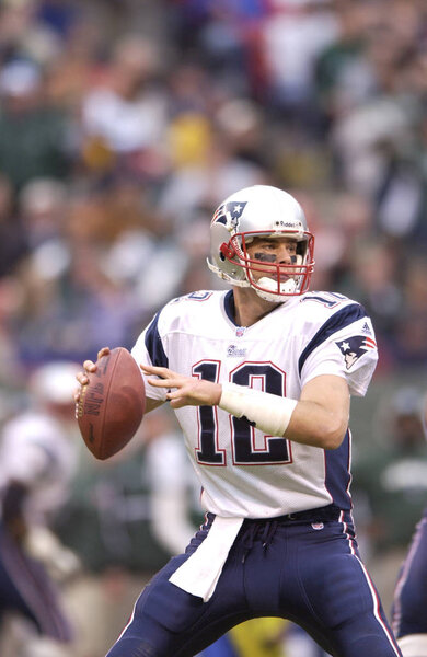 Том Брэди Квотербек за "Нью-Инглэнд Пэтриотс" в игре во время сезона НФЛ. Том Брэди является квотербеком НФЛ для "Нью-Инглэнд Пэтриотс" из Национальной футбольной лиги. Он один из двух игроков, выигравших пять Суперкубков.
.