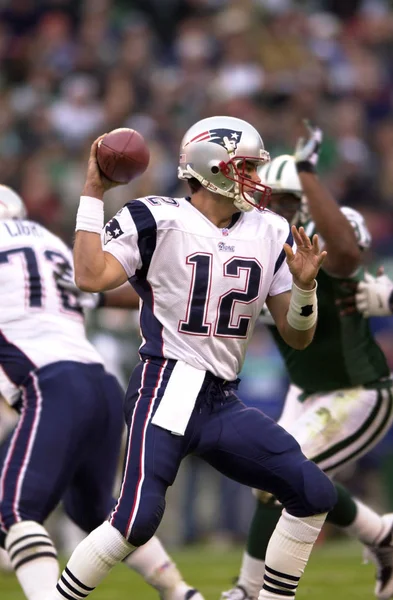 Tom Brady Quarterback Nfl sezonu sırasında oyun eylem New England Patriots için. Tom Brady New England Patriots Ulusal Futbol Ligi için bir Nfl futbol oyun kurucu olduğunu. Beş Super kase kazanmak için sadece iki oyuncu biri.