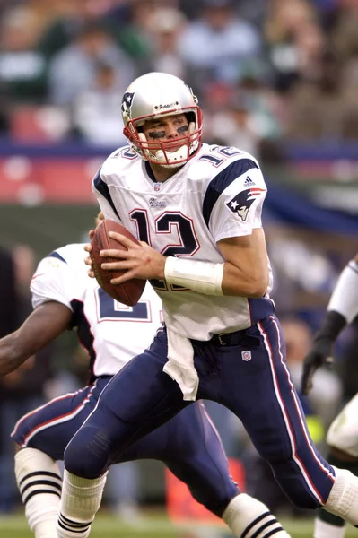 Tom Brady Quarterback Nfl sezonu sırasında oyun eylem New England Patriots için. Tom Brady New England Patriots Ulusal Futbol Ligi için bir Nfl futbol oyun kurucu olduğunu. Beş Super kase kazanmak için sadece iki oyuncu biri.