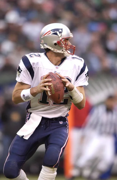 Tom Brady Quarterback Nfl sezonu sırasında oyun eylem New England Patriots için. Tom Brady New England Patriots Ulusal Futbol Ligi için bir Nfl futbol oyun kurucu olduğunu. Beş Super kase kazanmak için sadece iki oyuncu biri.