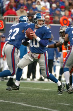 Eli Manning oyun kurucu için New York Giants normal sezon Nfl oyun sırasında oyun eylem. Eli Manning gelecek sezon için Super Bowl oyun kurucu için New York dev kazanan bir iki dönemdir.