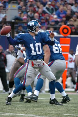 Eli Manning oyun kurucu için New York Giants normal sezon Nfl oyun sırasında oyun eylem. Eli Manning gelecek sezon için Super Bowl oyun kurucu için New York dev kazanan bir iki dönemdir.