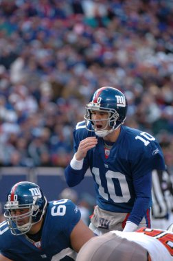 Eli Manning oyun kurucu için New York Giants normal sezon Nfl oyun sırasında oyun eylem. Eli Manning gelecek sezon için Super Bowl oyun kurucu için New York dev kazanan bir iki dönemdir.